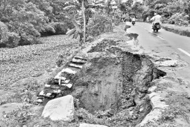 সড়কে গর্ত খানাখন্দ