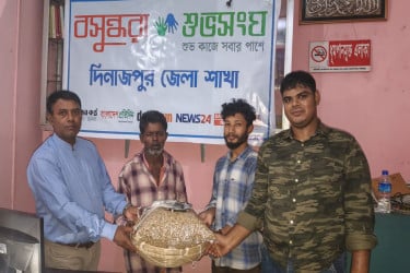 কবি মজেল উদ্দীনরে পাশে বসুন্ধরা শুভসংঘ