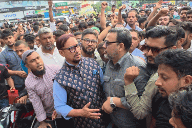 নিউ মার্কেট মোড়ে বিকেল ৪টার আগে হকার বসা বন্ধ: চাসিক মেয়র