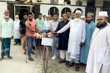 যুব সমাজের সহায়তায় ভিক্ষা ছাড়লো পা হারানো ব্যক্তি