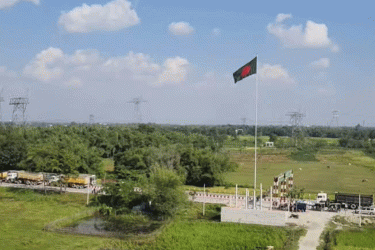 দেশের সবচেয়ে উঁচুতে জাতীয় পতাকা উড়ছে বাংলাবান্ধায়