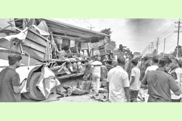 দুই বাসের সংঘর্ষে তিনজন নিহত