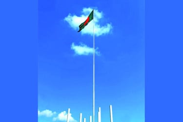 বাংলাবান্ধায় দেশের সবচেয়ে উঁচুতে জাতীয় পতাকা