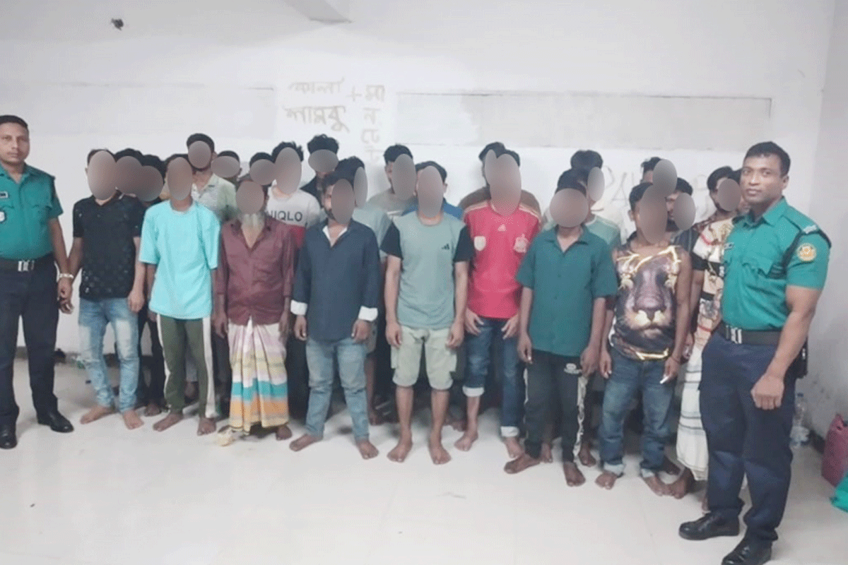 মোহাম্মদপুরে পুলিশের বিশেষ অভিযানে ২৬ জন গ্রেফতার