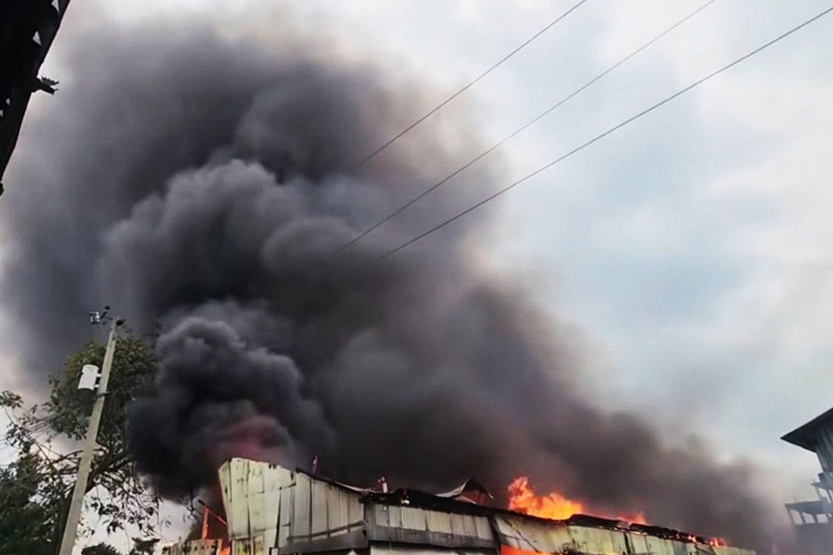 গাজীপুরে আগুনে পুড়ল ৭ ঝুট গুদাম