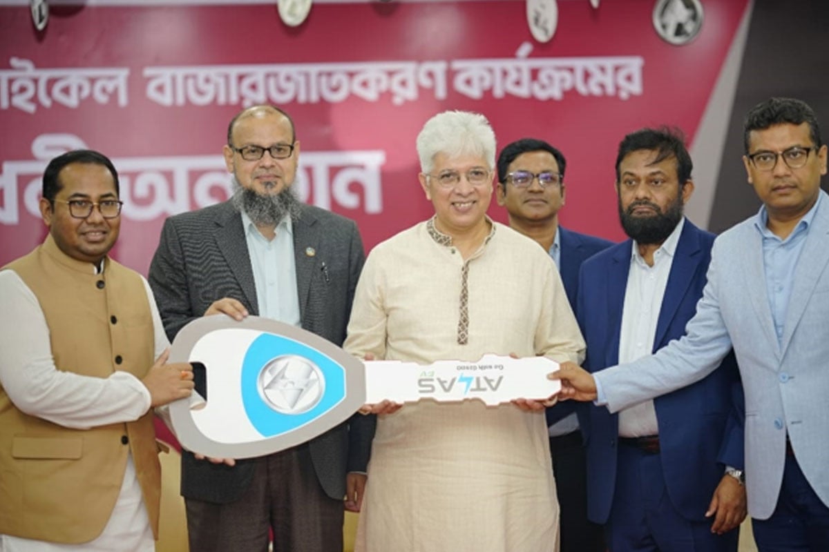 পরিবেশবান্ধব যানবাহন ব্যবস্থা প্রবর্তনে সরকার প্রতিশ্রুতিবদ্ধ: উপদেষ্টা আদিলুর