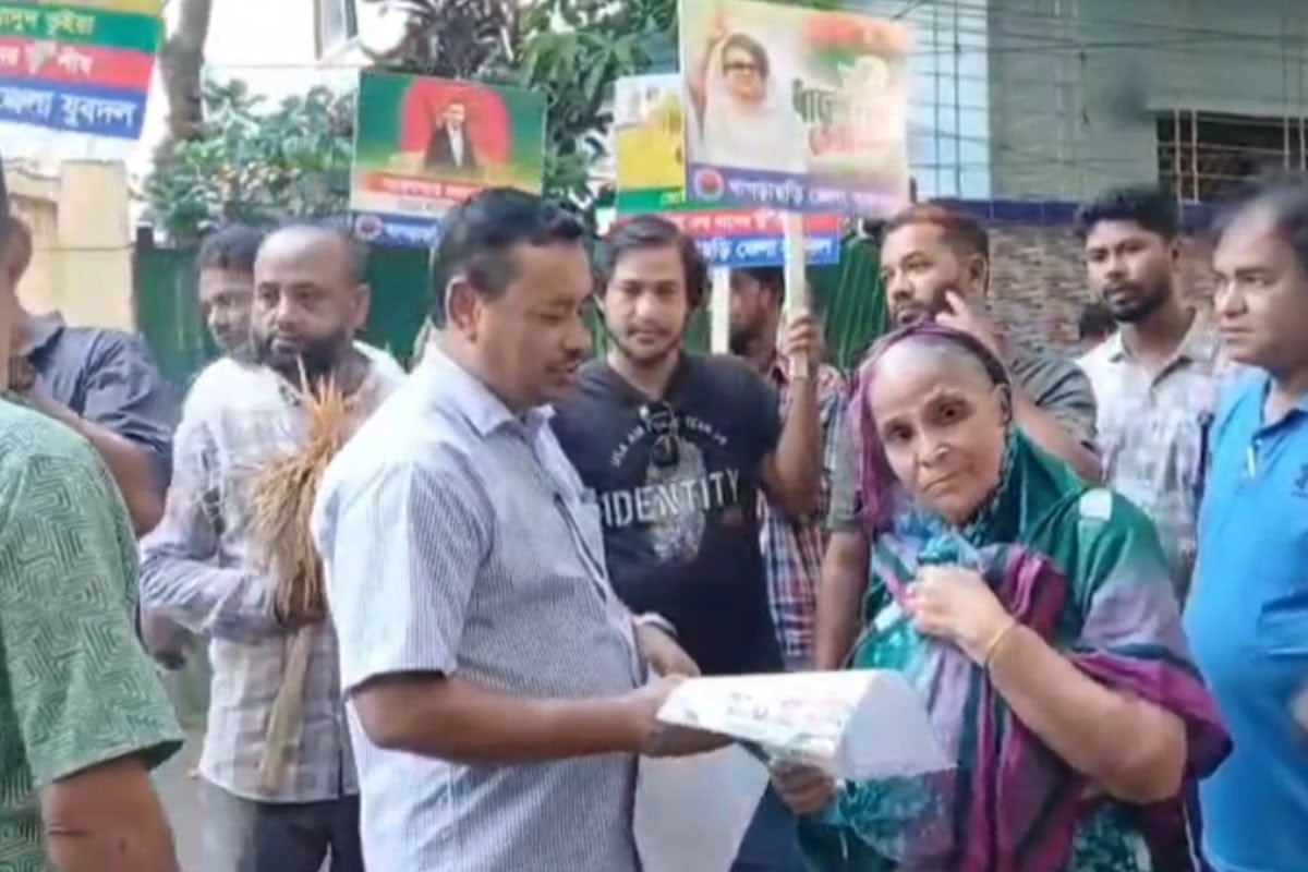 খাগড়াছড়িতে বিএনপির মনোনীত প্রার্থী ওয়াদুদ ভূঁইয়ার পক্ষে লিফলেট বিতরণ