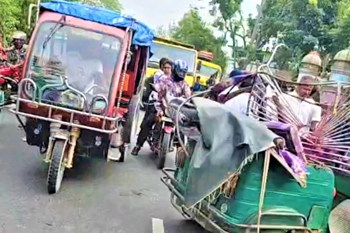 দাঁড়িয়ে থাকা ট্রাকে অটোরিকশার ধাক্কা, প্রাণ গেল নারীর