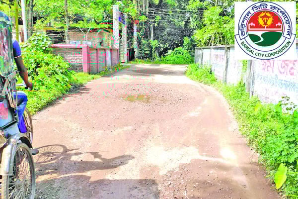 খানাখন্দে সড়কে বাড়ছে ঝুঁকি