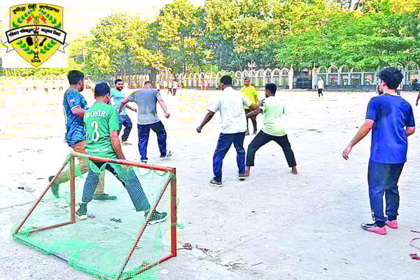 খেলাধুলার ভরসা ঈদগাহ আর অলিগলি!