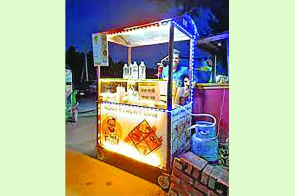 বাঁচার তাগিদে তারা ভাসমান উদ্যোক্তা!