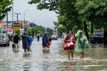 ইন্দোনেশিয়ায় আকস্মিক বন্যায় ১৫ জনের মৃত্যু, নিখোঁজ ৮