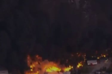 উড্ডয়নের সময় যুক্তরাষ্ট্রে কার্গো বিমানে আগুন, নিহত ৩