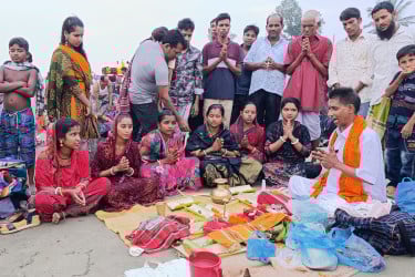 কুয়াকাটায় রাস ভক্তদের গঙ্গাস্নান