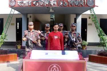যশোরে অর্ধকোটি টাকার স্বর্ণসহ যুবক আটক