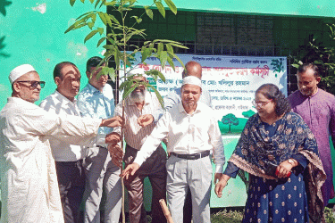 গাইবান্ধায় বৃক্ষরোপণ ও পোনা মাছ অবমুক্তকরণ কর্মসূচি