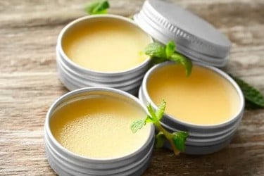 ঠোঁটের যত্নে ঘরেই লিপজেল তৈরি করবেন যেভাবে