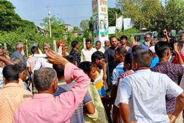 পাবনার ভাঙ্গুড়ায় সার সংকটে বিপাকে কৃষক, রাস্তায় বিক্ষোভ