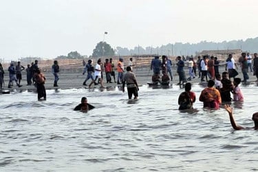 পুণ্যস্নানের মধ্য দিয়ে দুবলার চরে শেষ হলো ঐতিহ্যবাহী রাস উৎসব