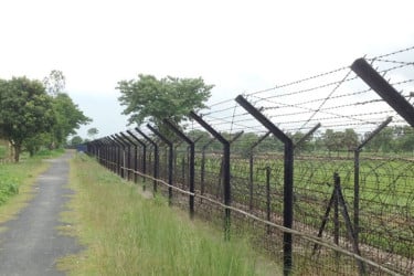 বিএসএফের ছোঁড়া গ্রেনেডে সীমান্তে আতঙ্ক, বিজিবির প্রতিবাদ