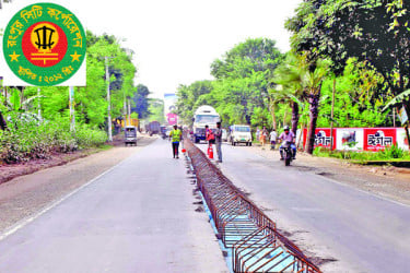 সম্প্রসারণ শেষ না হতেই সড়ক বিভাজন
