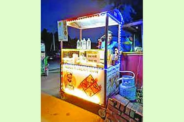 বাঁচার তাগিদে তারা ভাসমান উদ্যোক্তা!