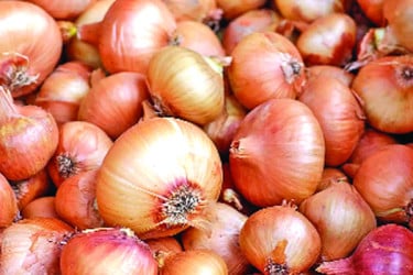সিন্ডিকেটের খপ্পরে পিঁয়াজের বাজার