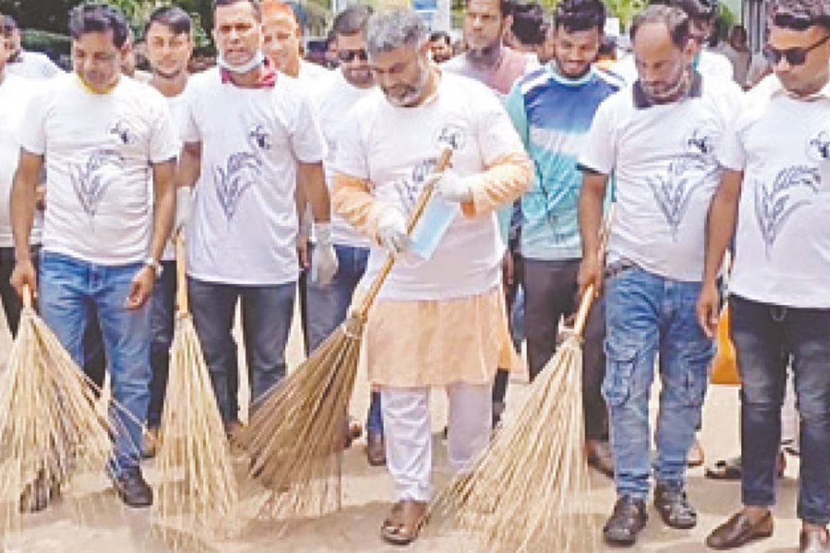 জনসেবায় ছুটে বেড়ান সেবাব্রতী শরীফুজ্জামান