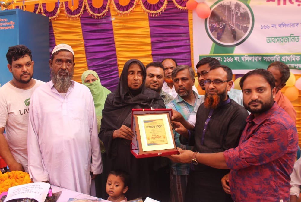 রায়পুরায় স্কুল শিক্ষিকাকে অবসরজনিত বিদায় সংবর্ধনা গ্রামবাসীর