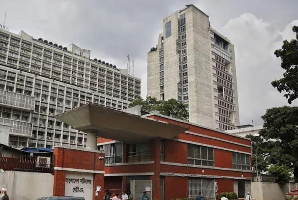 চুক্তির আমলাদের হাতেই প্রশাসনের লাগাম