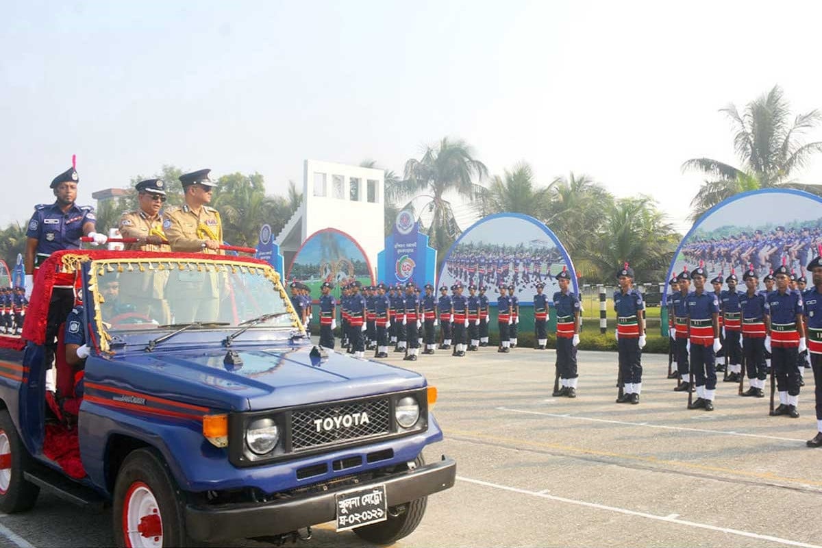 খুলনায় পুলিশের ৫৯তম টিআরসি ব্যাচের সমাপনী কুচকাওয়াজ অনুষ্ঠিত