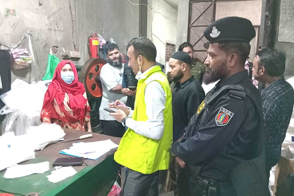 চকবাজারে র‌্যাবের অভিযানে তিন প্রতিষ্ঠানকে সিলগালা ও জরিমানা