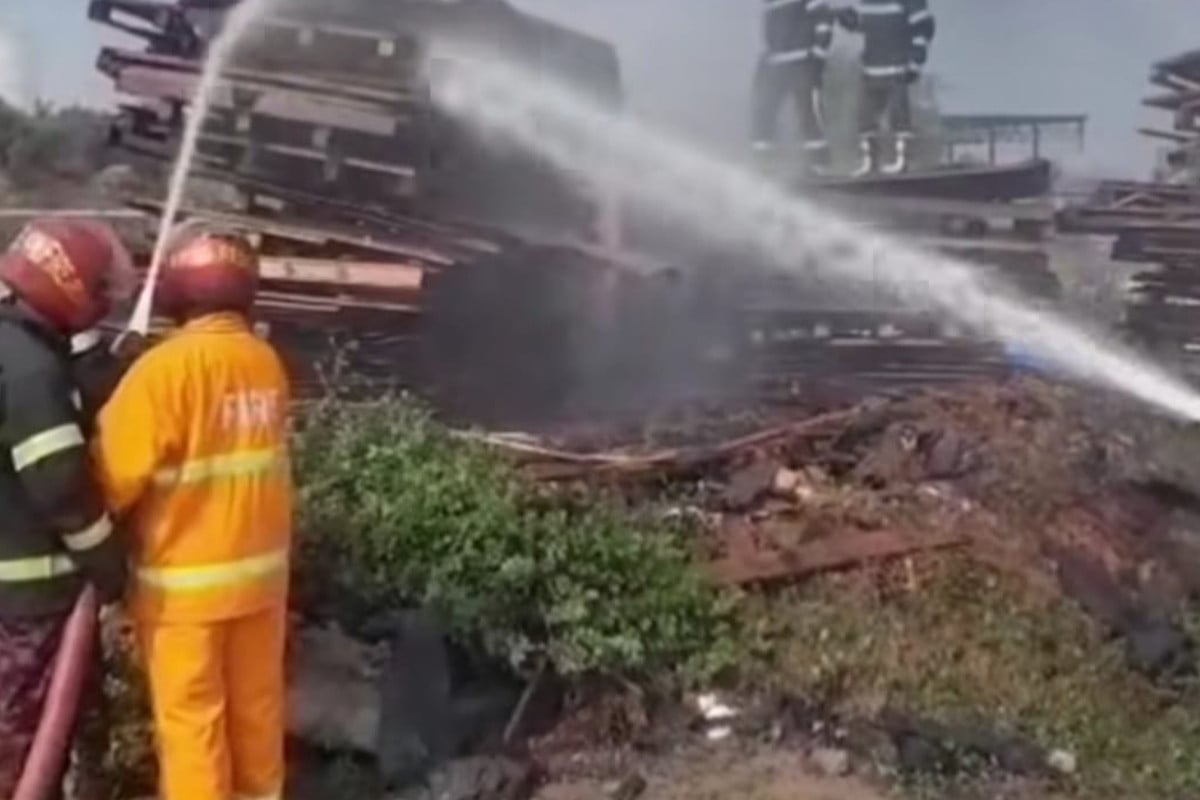 রূপপুর পারমাণবিক বিদ্যুৎকেন্দ্রে পরিত্যক্ত কাঠের স্তূপে আগুন