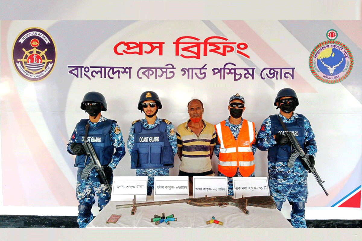 সুন্দরবনে অস্ত্রসহ ‘দুলাভাই বাহিনী’র সদস্য আটক