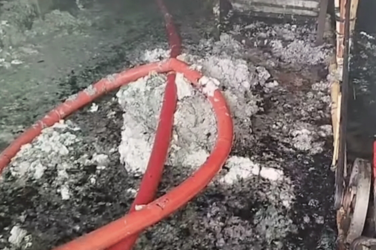 লালমনিরহাটে তুলার গুদামে আগুন