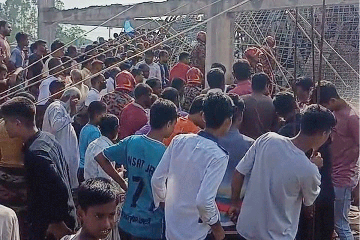 বীরগঞ্জে নির্মাণাধীন ভবনের ছাদ ধসে শ্রমিক আহত