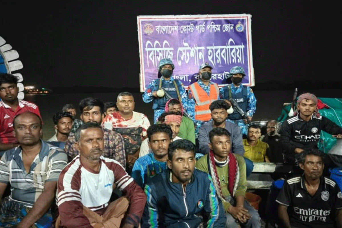 মোংলায় নদীতে ভাসতে থাকা দুই ট্রলারসহ ৪২ যাত্রী উদ্ধার