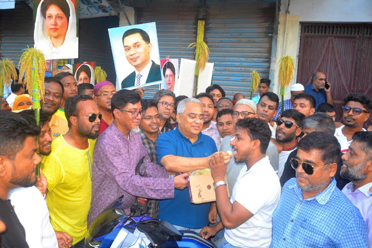 তারেক রহমানের পক্ষে ভোট চেয়ে গণসংযোগে ভিপি সাইফুল ইসলাম