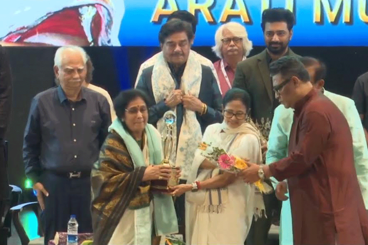 ‘বঙ্গ বিভূষণ’ অ্যাওয়ার্ড পেলেন শত্রুঘ্ন সিনহা ও আরতি মুখোপাধ্যায়