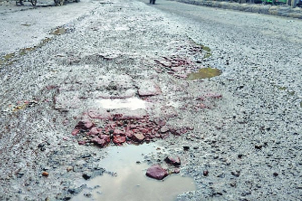 সওজ-সিসিক দ্বন্দ্বে বেহাল সড়ক