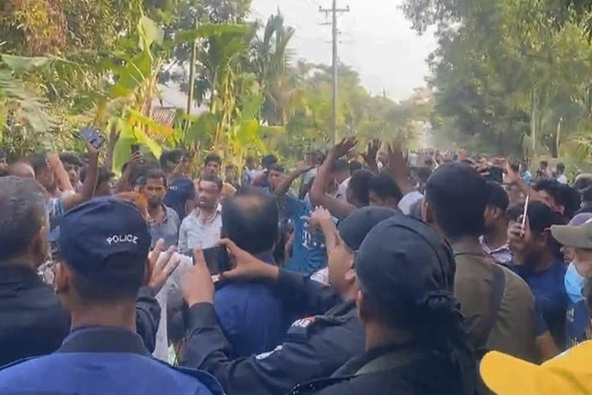 লক্ষ্মীপুরে ইটভাটায় অভিযান, প্রতিরোধের মুখে ফিরে এলেন কর্মকর্তারা