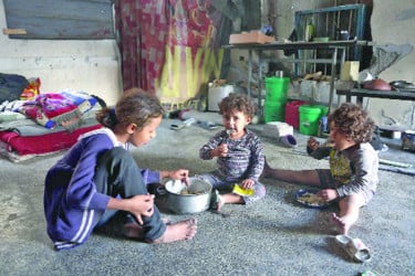 খাবার গ্রহণ ফিলিস্তিনি শিশুরা