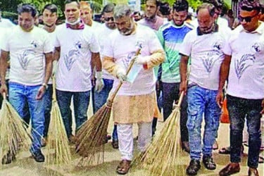 জনসেবায় ছুটে বেড়ান শরীফুজ্জামান
