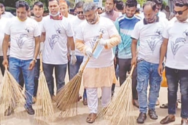 জনসেবায় ছুটে বেড়ান সেবাব্রতী শরীফুজ্জামান