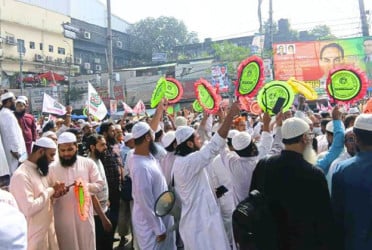 পাঁচ দফা দাবিতে পল্টনে বিক্ষোভ, যান চলাচল বন্ধ