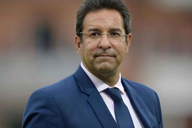 খেলাধুলাকে রাজনীতি থেকে দূরে রাখা উচিত : ওয়াসিম আকরাম