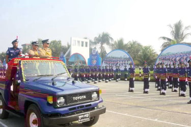 খুলনায় পুলিশের ৫৯তম টিআরসি ব্যাচের সমাপনী কুচকাওয়াজ অনুষ্ঠিত