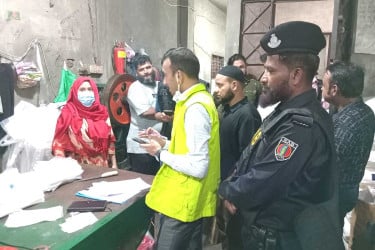 চকবাজারে র‌্যাবের অভিযানে তিন প্রতিষ্ঠানকে সিলগালা ও জরিমানা