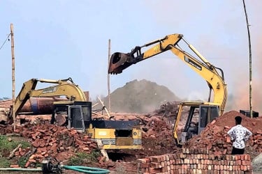 রামগতিতে অভিযানে দু’টি অবৈধ ইটভাটা গুঁড়িয়ে দিল প্রশাসন