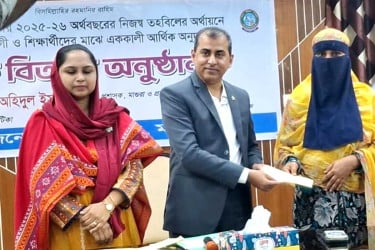 মাগুরায় দুস্থ রোগী ও শিক্ষার্থীদের মাঝে চেক বিতরণ